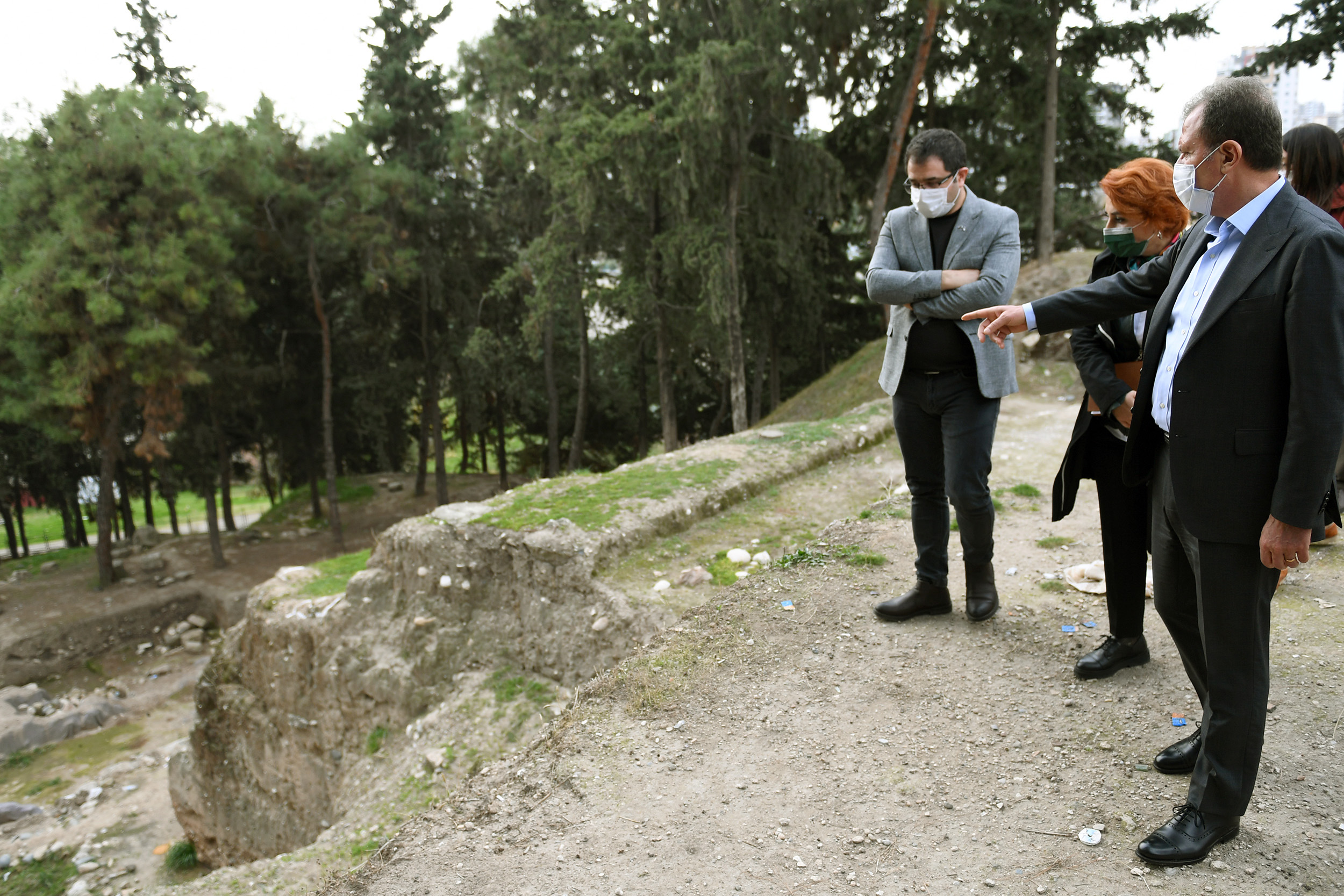 BAŞKAN SEÇER, YUMUKTEPE HÖYÜĞÜ’NDE İNCELEMELERDE BULUNDU