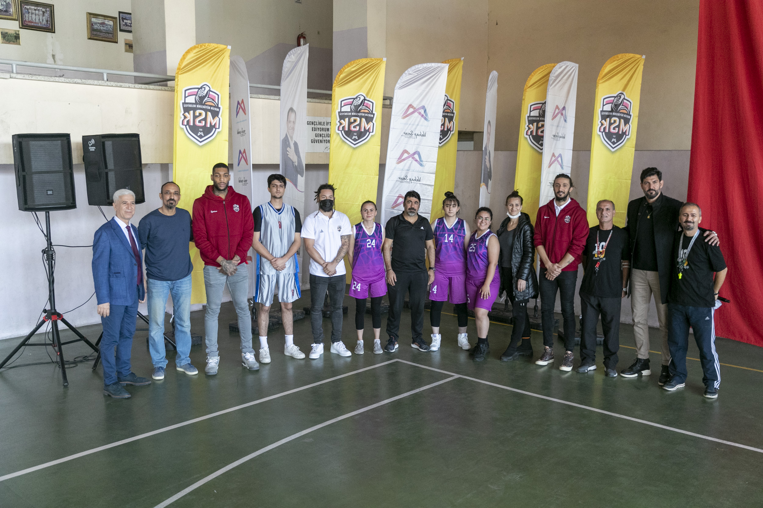 BÜYÜKŞEHİR MSK ERKEK BASKET TAKIMI’NIN DEVLERİ, LİSELİLERE KARŞI TER DÖKTÜ