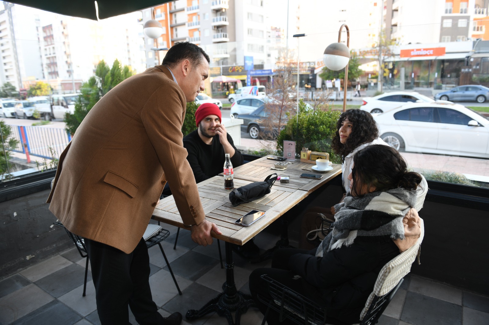 Başkan Özyiğit, Üniversite Caddesi esnafını gezdi;