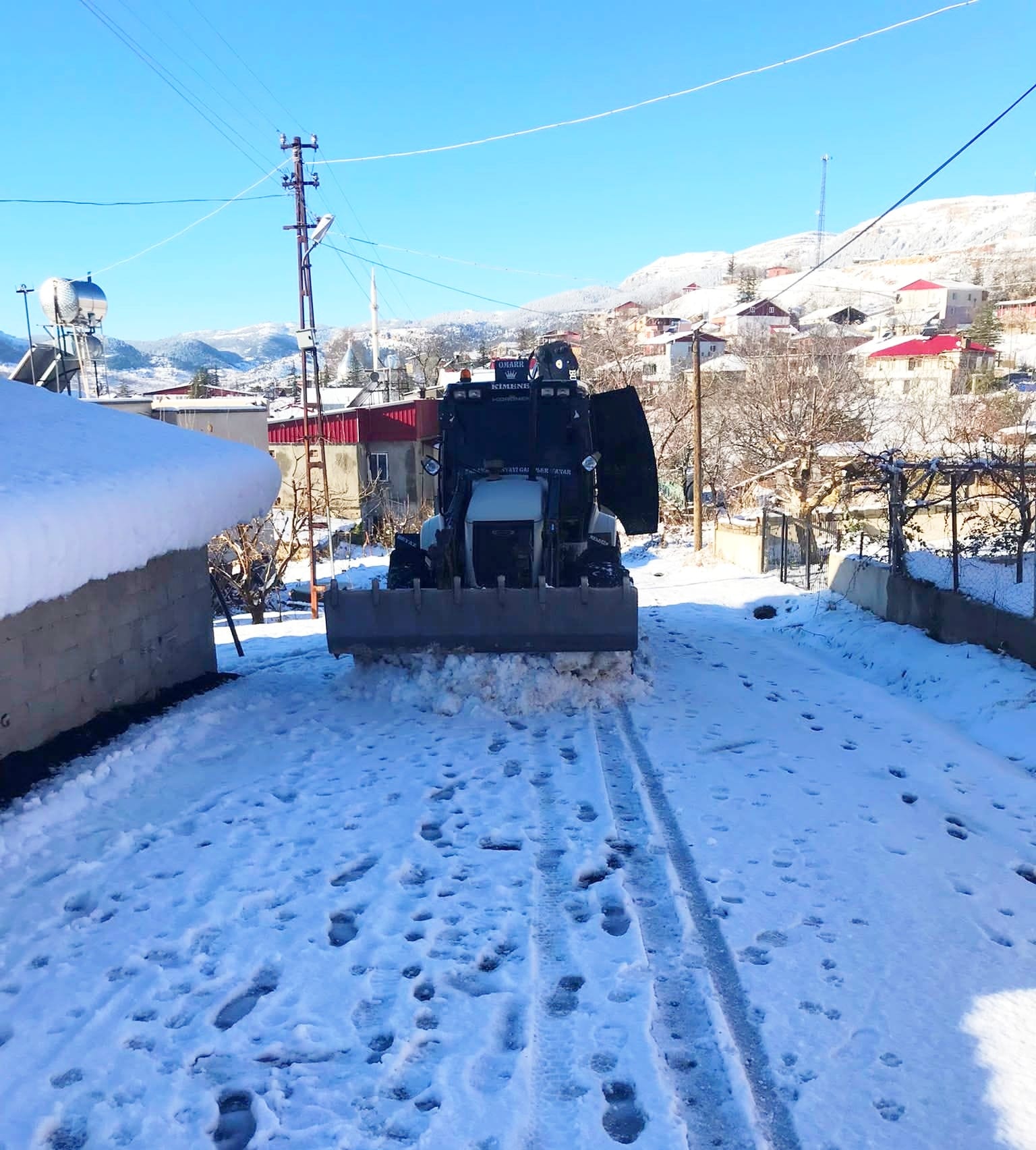 TOROSLAR’DA KARLA KAPANAN YOLLAR ULAŞIMA AÇILIYOR;