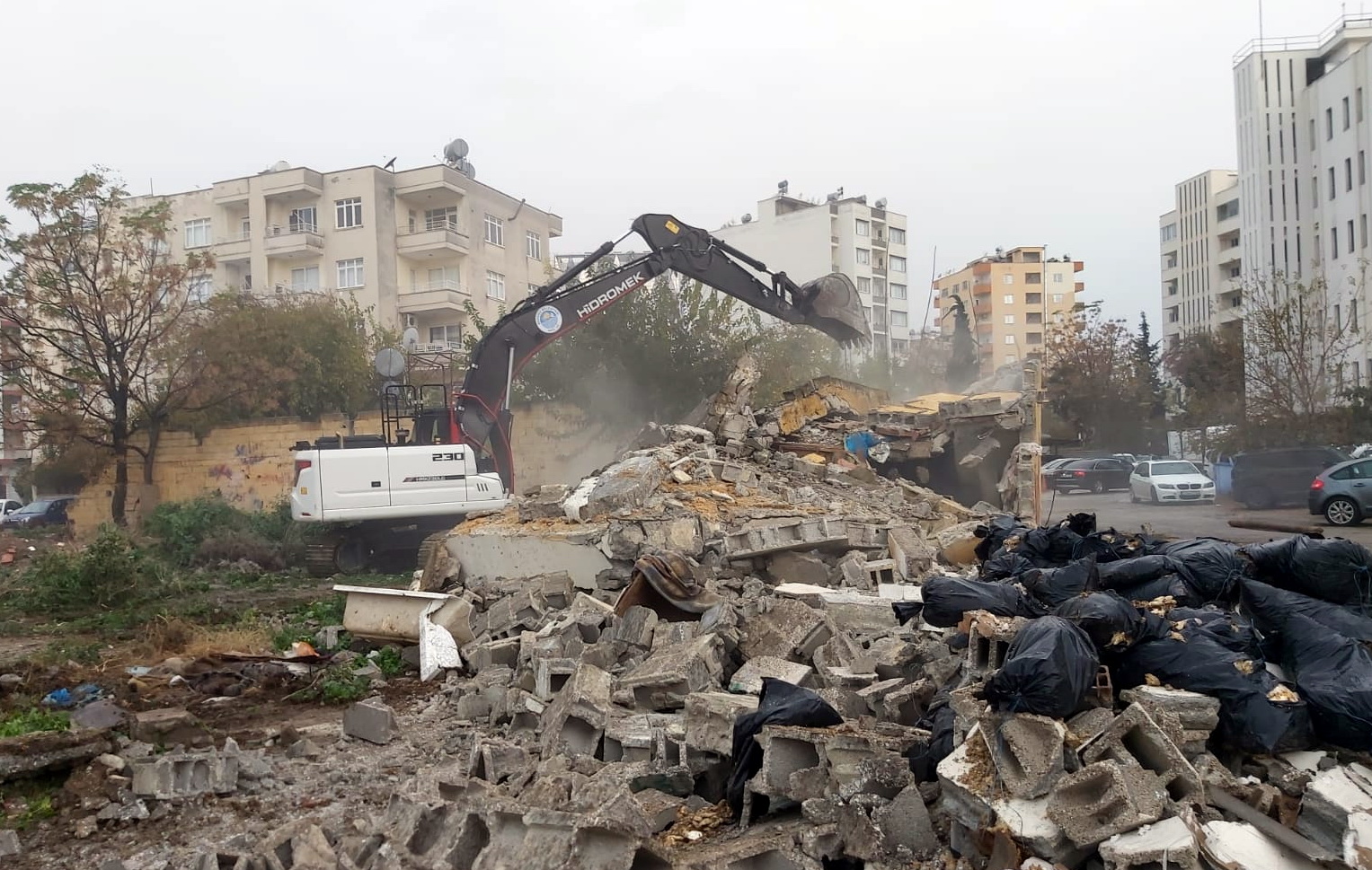 TURGUT REİS VE ESENLİ’DE 2 METRUK YAPI KONTROLLÜ ŞEKİLDE YIKILDI;