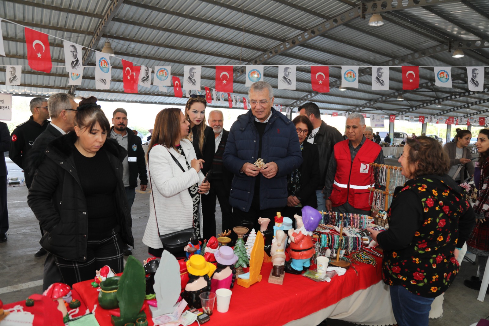 Mezitli İstiklal Mahallesinde Kadın Üretici Pazarı Açıldı: