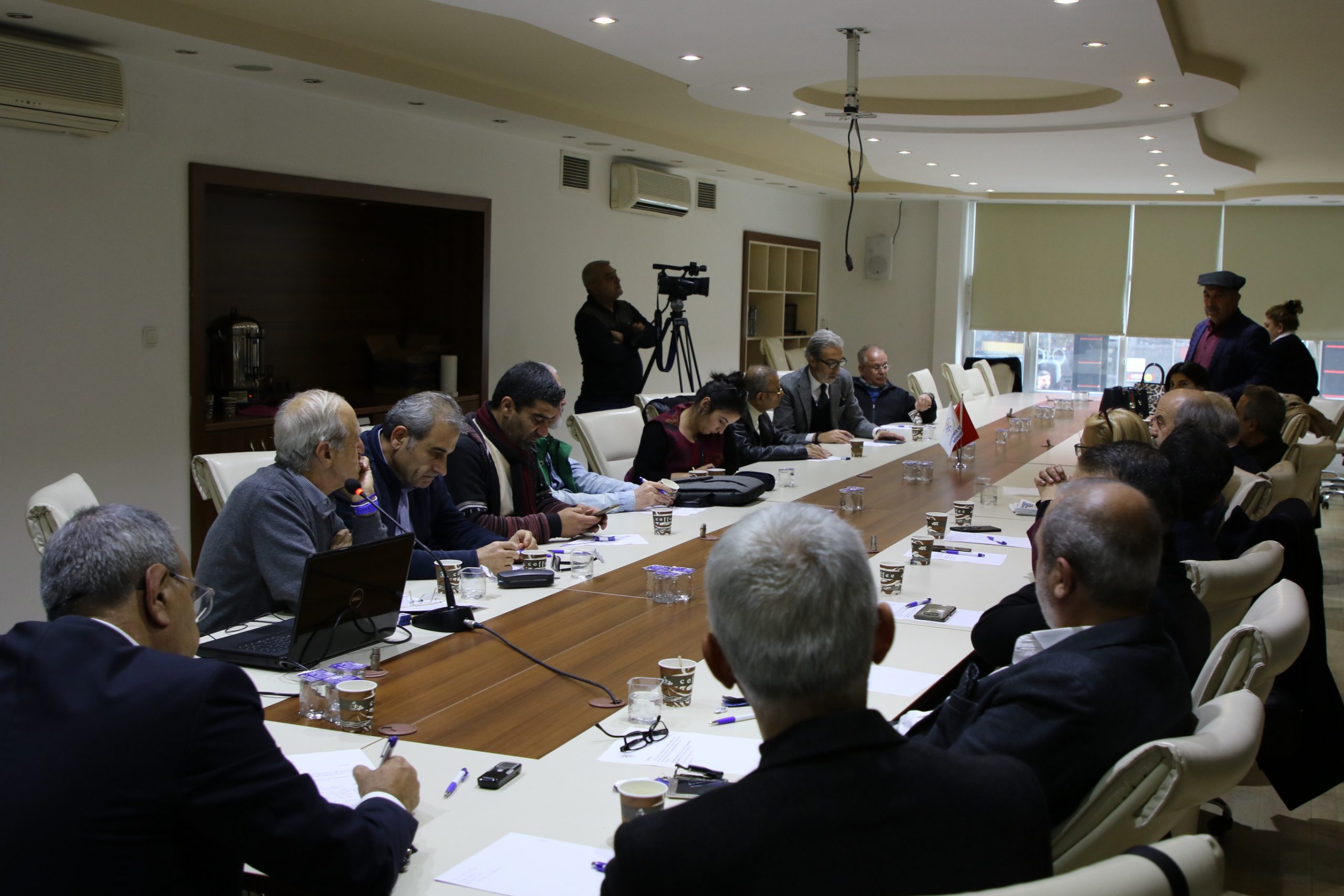 KENT DİNAMİKLERİNİN ORTAK ÇAĞRISI: “KARAMANCILAR KONAĞI’NIN TARİHİ DOKUSU KORUNSUN!”