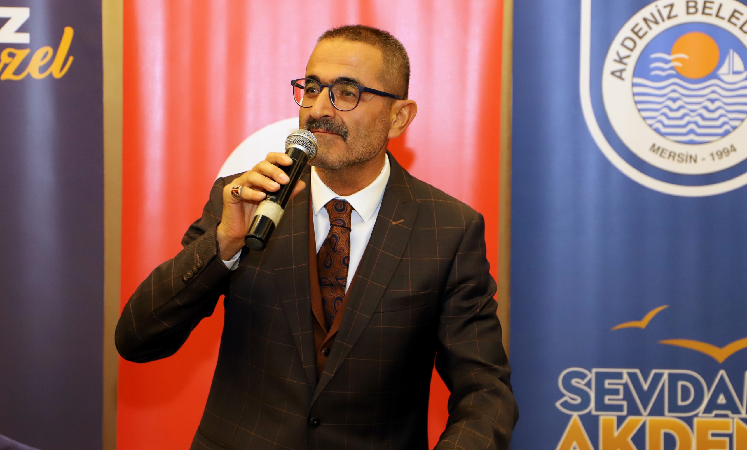 Anneler ve çocuklarına hediyeleri takdim edildi: