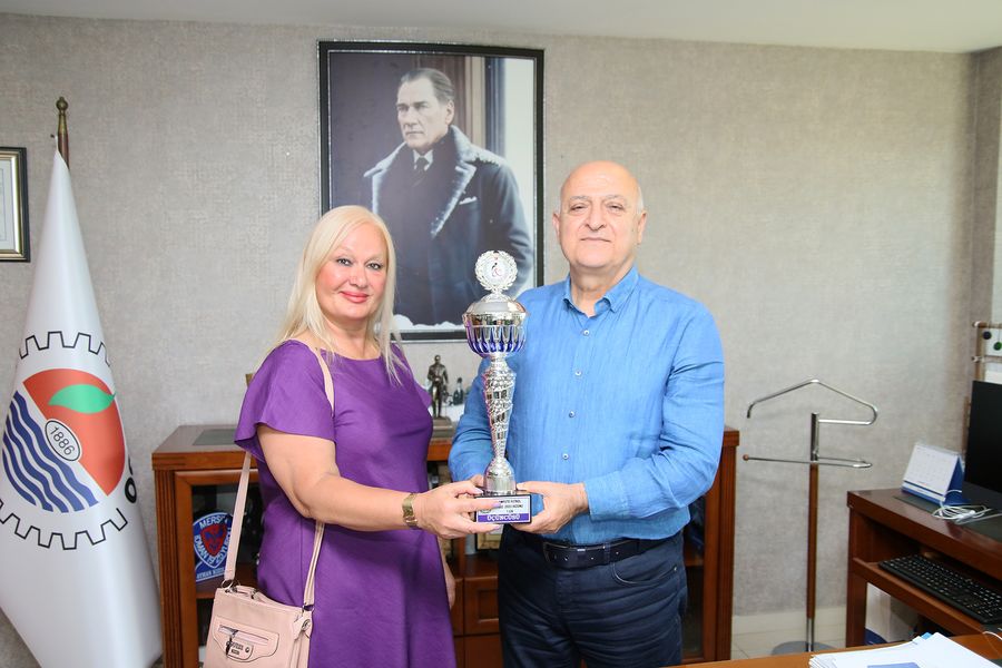 ilk kadın antrenör olan Kara ve Kulüp Başkanı Yanaç, mutluluklarını Başkan Kızıltan ile paylaştı.