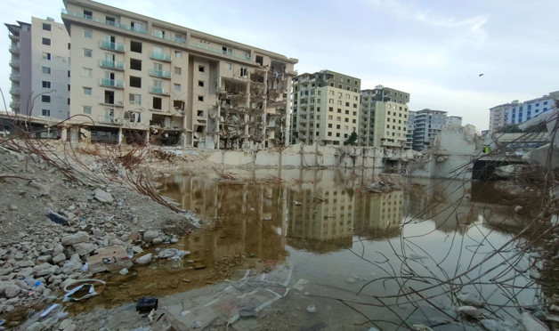 Yüzlerce kişiye mezar olan Rönesans Rezidans’ın enkazı suyla doldu