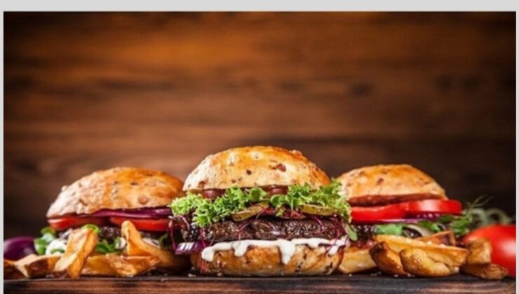 Türkiye’de Dana Eti Yerine Kanatlı Et Tespit Edildi  Türkiye’de çok sevilen bir fast-food zincirinin, dana eti olarak sattığı ürünlerde kanatlı et kullandığı ortaya çıktı.