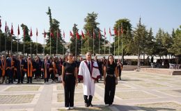 Mersin Üniversitesinde 2024–2025 Eğitim Öğretim Yılı Tören İle Açıldı. Mersin Üniversitesi, 2024-2025 akademik yılı çelenk sunma törenini 16 Ekim Çarşamba günü Cumhuriyet Meydanı’nda düzenledi.