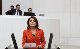 Gülcan Kış: “Bu Zamlar Açlığı Derinleştiriyor, Halkı Ölüme Mahkûm Ediyorsunuz!”  CHP Mersin Milletvekili Gülcan Kış, asgari ücrete yüzde 25 zam yapılması halinde milyonlarca vatandaşın açlık ve sefalete sürükleneceği uyarısında bulundu. İktidarın memur, emekli ve asgari ücretli vatandaşların alım gücünü hiçe saydığını belirten Gülcan Kış, açıklanan zam oranlarının hayat pahalılığı karşısında hiçbir anlam taşımadığını ifade etti. “Bu zamlara bakınca, halkın açlıktan kurtulmasını değil, açlığının derinleştirilmesini amaçladıklarını görüyoruz,” dedi. “30 Bin TL’nin Altındaki Asgari Ücret Vatandaşı Ölüme Mahkûm Etmektir” CHP’li Gülcan Kış, özellikle asgari ücrete yapılması planlanan %25 zam oranına ilişkin: “Kira artışlarının %60 olduğu, bir kilo domatesin 50 TL’ye satıldığı bir ülkede, asgari ücreti 30 bin TL’nin altında bırakmak sadece açlığa değil, ölüme mahkûm etmektir. İktidarın bu tabloyu görmezden gelmesi vicdanları sızlatıyor. Halkın alım gücü eridi, çarşı-pazar yangın yerine döndü, ama Saray’dan bakınca bu yangın görünmüyor.” Gülcan Kış, asgari ücretlinin yaşadığı sıkıntıları anlatırken şunları ekledi: “Bir vatandaşımızın kiraya, faturaya, çocuğunun okul masrafına, mutfağındaki eksiklere yetişmesi mümkün değil. Gelsinler bir ay halk gibi yaşasınlar, bakalım bu %25 zam mı gerçekçi, yoksa Saray’ın pembe rüyaları mı?” “Memuru ve Emekliyi Unuttular” Memurlar ve emekliler için planlanan zam oranlarına da değinen Gülcan Kış, %10,4’lük zammın, iktidarın vatandaş ile dalga geçmek olduğunu söyledi. “5 aylık enflasyon farkını açıklayıp üstüne %6’lık toplu sözleşme zammı ekleyerek memur ve emekliye sözde iyilik yapıyorlar. Bu insanlar geçim derdinde, bu oranlarla hangi yaraya merhem olacaksınız? Maaş artışı bir ay bile yetmeyecek! Bugün bir memur, çocuklarının ihtiyaçlarını karşılayamazken, emekli aldığı maaşla sadece açlık sınırında yaşıyor,” dedi. Gülcan Kış, özellikle emekli maaşlarının refah payı eklenerek iyileştirilmesi gerektiğini vurguladı. “Bu maaşlarla emekliyi ‘hayatta kalma’ sınırında tutmaya çalışıyorlar. İnsan gibi yaşama hakkını ellerinden alıyorlar. Bu kabul edilemez.” “Geçim Yoksa Seçim Var!” Hükümetin ekonomi politikalarını hedef alan CHP Mersin Milletvekili Gülcan Kış, iktidarın vatandaşın gerçek gündeminden kopuk olduğunu söyledi. “Geçim yoksa seçim var! Halkın bu ekonomik çöküşe ve adaletsizliğe daha fazla tahammülü kalmadı. Mersin pazarlarında halkın sesini duyduk, esnafın feryadını dinledik. Bu tablo böyle devam ederse, seçimlerde halk sandıkta gereken cevabı verecektir,” ifadelerini kullandı. “Mersin’de Kira Krizi: Son üç yılda kiralar %725 arttı! Halk Barınamıyor” Gülcan Kış, Mersin’deki kira fiyatlarının yükselişine dikkat çekti ve şu ifadeleri kullandı: “Mersin Emlak Endeksi verilerine göre, son bir yılda kira fiyatları %60 artmış durumda. Son üç yılda ise tam %725 artış görülmüş! Halk bu şartlarda nasıl barınacak? Maaşlara %10-15 zam yapmak halkla alay etmektir. İktidar bu artışları görmezden geliyor, ama biz Mersin sokaklarında vatandaşın gerçek çığlıklarını duyuyoruz.” “Kira Artışı Maaşları Ezerken İktidar Neyi Bekliyor?” Mersin gibi bir şehirde metrekare başına kira fiyatlarının astronomik düzeylere ulaştığını belirten Gülcan Kış, bunun halkı daha da yoksullaştırdığını vurguladı. “Bir yıl içinde %60’lık kira artışı var, ama maaşlara yapılacak zam %10. Bu nasıl bir matematik? Bu nasıl bir vicdan? İnsanlar ev kiralarını ödeyemedikleri için sokakta kalma riskiyle karşı karşıya. Halk barınamıyor, açlıkla boğuşuyor ama bu iktidar halkın çığlıklarına sağır.” dedi. “CHP İktidarında Halk Nefes Alacak” Gülcan Kış, CHP’nin ekonomi politikalarının halkı rahatlatacağını belirterek şu mesajı verdi: “Biz halk için siyaset yapıyoruz, Saray için değil. CHP iktidarında emekli, memur, işçi ve asgari ücretli rahat bir nefes alacak. Refahı tabana yayacağız, alım gücünü artıracağız, kira sorununu çözmek için ciddi adımlar atacağız. Halkımız hak ettiği gibi yaşayacak.” İktidara Çağrı: “Rakamlara Aldanmayın, Gerçeği Görün” Gülcan Kış, son olarak iktidara çağrıda bulundu: “Bırakın bu sahte enflasyon hesaplarını! Halkın pazardaki faturasını, marketteki fiyatları, kiralardaki artışı görün. Bir an önce vatandaşın gerçek sorunlarına odaklanın, yoksa bu enkazın altında kalacaksınız.” Görünüşe göre, Ocak 2025 maaş zamları iktidar için de halk için de büyük bir sınav olacak. Ancak mevcut tabloda, bu zammın halkın geçim derdini çözmekten çok uzak olduğu açıkça görülüyor.