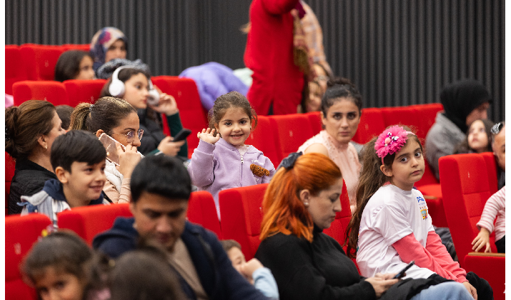 BÜYÜKŞEHİR’DEN ÇOCUKLARA YARIYIL HEDİYESİ ‘TİYATO ŞENLİĞİ’ BÜYÜKŞEHİR’DEN ARA TATİLDE ÇOCUKLARA TİYATRO ŞENLİĞİ OCUKLAR, TİYATRO ŞENLİĞİ İLE TİYATRONUN BÜYÜLÜ DÜNYASINI KEŞFETTİ