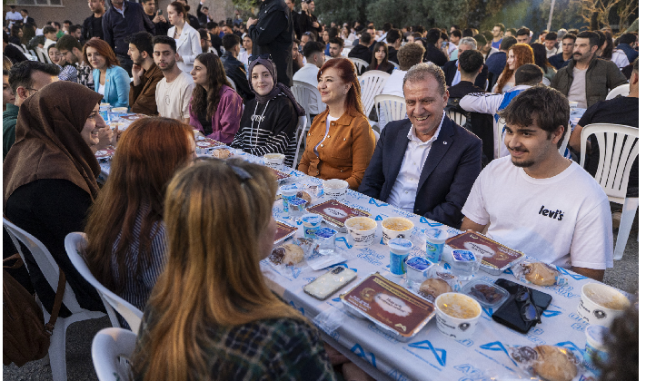 BAŞKAN SEÇER VE MERAL SEÇER, ÜNİVERSİTE ÖĞRENCİLERİ İLE BİRLİKTE İFTAR YAPTI