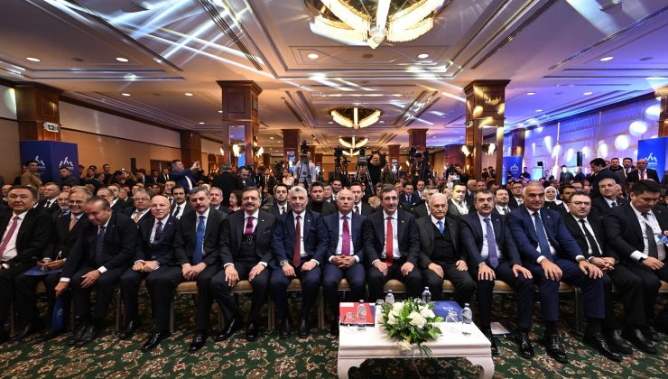 Mersin Ticaret ve Sanayi Odası (#MTSO) Yönetim Kurulu Başkanı Hakan Sefa Çakır ve Yönetim Kurulu Üyesi Gökben Gökbulut, Ekonomik İşbirliği Teşkilatı (EİT) tarafından “2025 Turizm Başkenti” ilan edilen Erzurum’da düzenlenen Palandöken Ekonomi Forumu’na katıldı.  TOBB Başkanı Rifat Hisarcıklıoğlu, Cumhurbaşkanı Yardımcısı Cevdet Yılmaz, Ticaret Bakanı Ömer Bolat, Kültür ve Turizm Bakanı Mehmet Nuri Ersoy, Milli Eğitim Bakanı Yusuf Tekin’in de katıldığı Forum, “Akıllı dünyada adil bir gelecek: Zeki ekonomiler ve küresel eşitsizlik” ana temasıyla gerçekleştirildi. Forum kapsamında yapay zekanın yarattığı dönüşüm sürecinin eşitsizlikleri azaltıp azaltmayacağı ya da mevcut eşitsizlikleri derinleştirip derinleştirmeyeceği ele alındı.