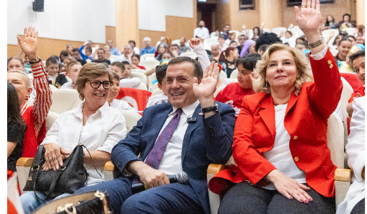 Başkan Abdullah Özyiğit ve Meclis Üyeleri koltuklarını çocuklara devretti