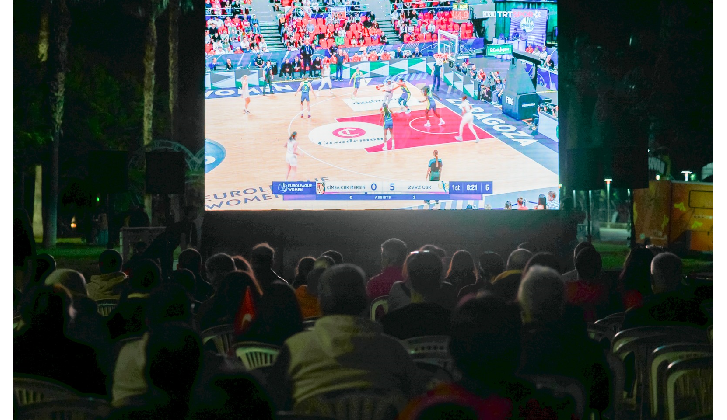 Çimsa ÇBK Mersin Avrupa ikincisi oldu  Çimsa ÇBK Mersin’den büyük başarı  Vatandaşlar maç heyecanını Yenişehir Belediyesinin kurduğu dev ekranda yaşadı