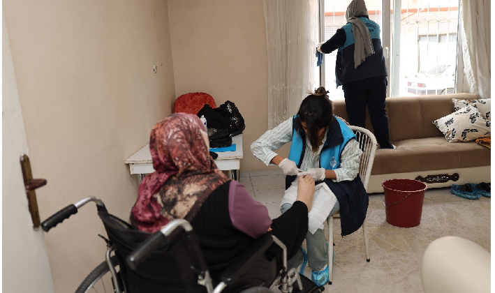 AKDENİZ BELEDİYESİ, EV TEMİZLİĞİ VE KUAFÖRLÜK HİZMETİYLE GÖNÜLLERE DOKUNUYOR