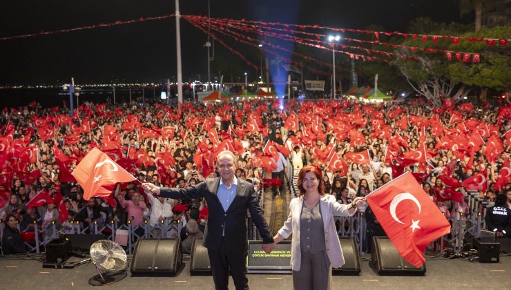 BAŞKAN SEÇER VE MERAL SEÇERULUSAL EGEMENLİK VE ÇOCUK BAYRAMI KONSERİNE KATILDI  SEÇER: “HEPİMİZ MERSİNLİYİZ, MERSİN’LE GURUR DUYUYORUZ”  “MÜZİK VE SPOR BARIŞ ELÇİSİDİR”