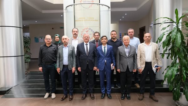 Mersin Üniversitesi Mühendislik Fakültesi Çevre Mühendisliği Bölümü emekli Öğretim Üyesi Prof. Dr. Sn. Halil Kumbur, Rektör Danışmanı Prof. Dr. Sn. İlker Fatih Kara, Fen Fakültesi Kimya Bölümü Fizikokimya Anabilim Dalı Başkanı Prof. Dr. Sn. Ahmet Murat Gizir ve Bölgesel İzleme Uygulama ve Araştırma Merkezi Müdürü Doç. Dr. Fikret Zorlu ile Tarsus Üniversitesi MTOSB Teknik Bilimler Meslek Yüksekokulu Yüksekokul Müdürü Doç. Dr. Sn. Salih Hakan Yetkin ve Yüksekokul Müdür Yardımcısı Doç. Dr. Fatma Uysal ile bir araya gelerek Üniversite-Sanayi işbirliği konularında fikir alışverişinde bulunduk.