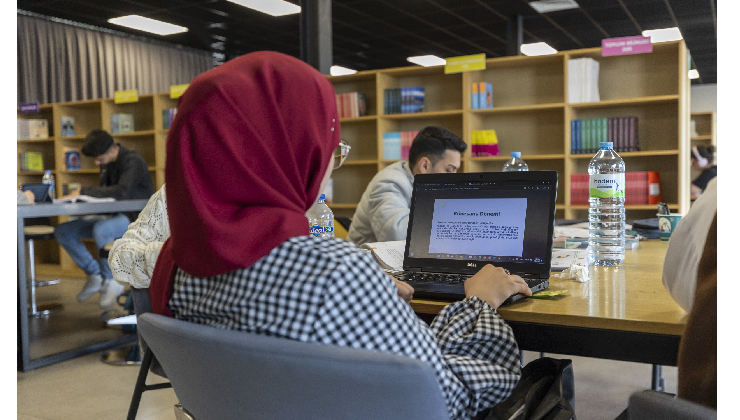 BÜYÜKŞEHİR’İN OKUMA SALONLARI KONFORLU BİR ORTAM SUNUYOR GENÇLERİN YENİ ÇALIŞMA ODASI; BÜYÜKŞEHİR OKUMA SALONLARI  BÜYÜKŞEHİR OKUMA SALONLARINDA KİMİ DERS ÇALIŞIYOR, KİMİ KİTAP OKUYOR
