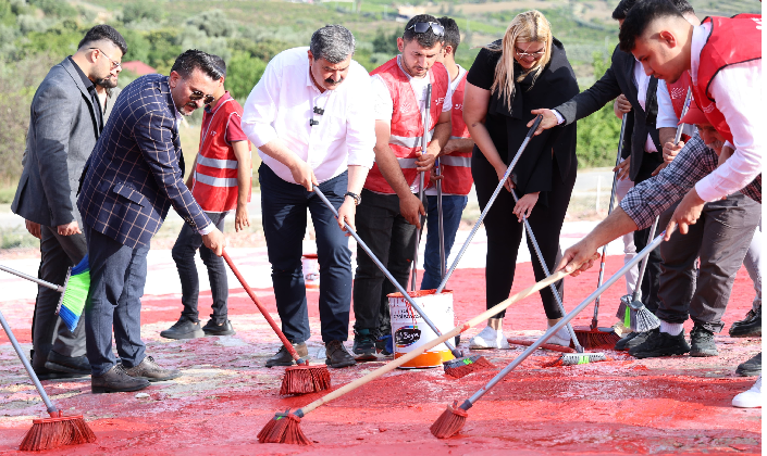 -BAŞKAN YILDIZ, KENTİN SİMGESİ OLAN AY YILDIZLI TÜRK BAYRAĞI’NI GENÇLERLE BOYADI -YENİLENEN TÜRK BAYRAĞI İLK GÜNKÜ GÖRKEMİNE KAVUŞTU -YILDIZ’DAN HALKA ÇAĞRI: “19 MAYIS’TA BAYRAK ALANINDA BULUŞALIM”