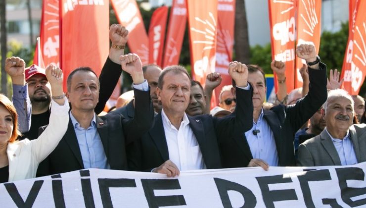 BAŞKAN SEÇER 1 MAYIS KORTEJİNDE EMEKÇİLERLE OMUZ OMUZA YÜRÜDÜ  SEÇER: “EMEKÇİ KARDEŞLERİMİZE KARŞI ADALETLİ OLMAK ZORUNDAYIZ” “MERSİN GİBİ TÜRKİYE’NİN BİRÇOK ÖNEMLİ KENTİNDE YEREL YÖNETİMLERDE SÖZ SAHİBİYİZ”