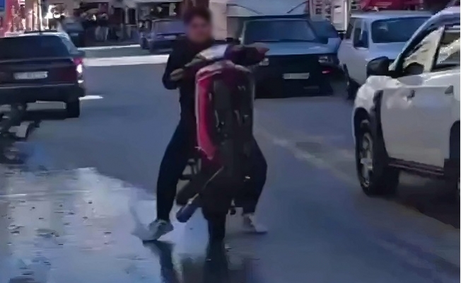 Mersin’de Motosikletin Önünü Kaldıran Sürücüye 41 Bin TL Ceza Mersin’in Erdemli ilçesinde, motosikletin önünü kaldırarak tehlikeli hareketler yapan sürücü, sosyal medyada paylaşılan görüntüler üzerine tespit edilerek 41 bin 326 TL para cezası ile cezalandırıldı.