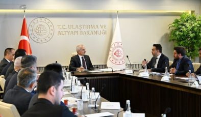 AKP’den Ankara’ya Mersin Ulaştırma Çıkarması Mersin’in yıllardır Ulaştırma ve Altyapı Bakanlığı’ndan beklediği yatırımlar için AKP Mersin teşkilatı Ankara’ya çıkarma yaptı
