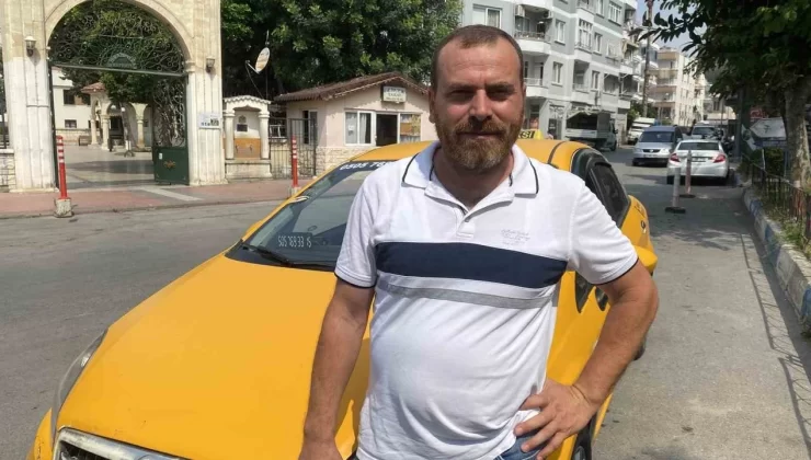 Mersin’de El Freni Çekilmeyen Otomobili Taksici Durdurdu