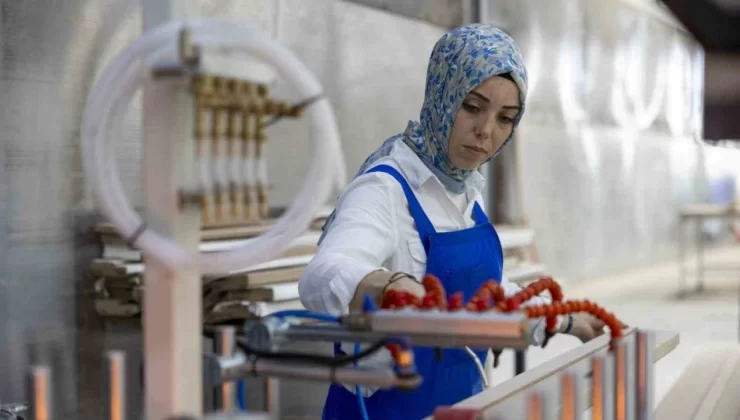 Mersin Büyükşehir Belediyesinin ’Mersinli Kadın Ustalar’ projesi, kadınların teknik mesleklerde eğitim alarak iş hayatına katılmasını sağlıyor.