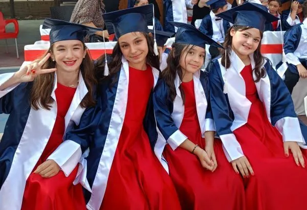 Mersin’de mezun olan öğrencilerin kep sevinci Mezun öğrenciler güzel giysileri ve kepleriyle tören bahçesini renklendirdiler…