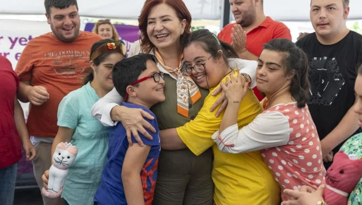 Özel Anneler ‘Evimiz Atölye’de Buluştu Mersin Büyükşehir Belediyesi’nin “Elde Var Yetenek, Evde Var Ekmek” sloganıyla yürüttüğü “Evimiz Atölye” projesi, özel gereksinimli bireylerin annelerine ulaştı