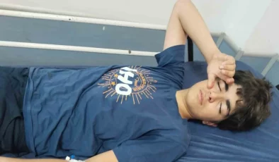 Erdemli’de Okul Bahçesinde File Kazası Mersin Erdemli’de bir okul bahçesinde asılı voleybol filesine takılarak beton zemine düşen 13 yaşındaki öğrenci yoğun bakımlık oldu.