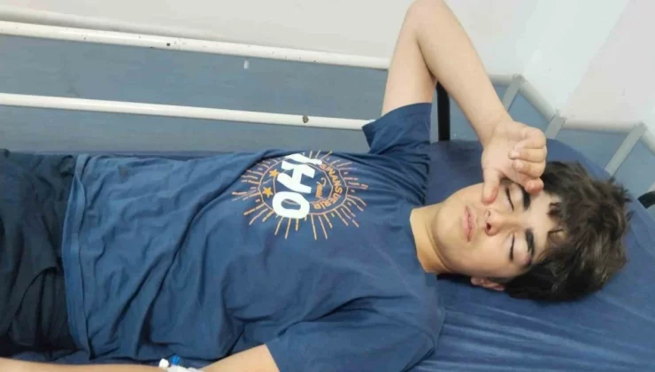 Erdemli’de Okul Bahçesinde File Kazası Mersin Erdemli’de bir okul bahçesinde asılı voleybol filesine takılarak beton zemine düşen 13 yaşındaki öğrenci yoğun bakımlık oldu.