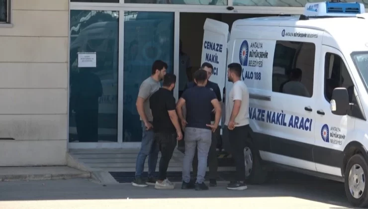 Antalya’da ağabeyi tarafından 14 bıçak darbesi ile öldürülen üniversite öğrencisi Nazife Ateş’in cenazesi Antalya Adli Tıp Kurumu’ndaki işlemlerinin ardından yakınları tarafından teslim alındı.
