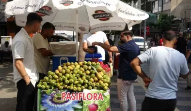 Mersin’de doğada kendiliğinden yetişen dikenli incir, seyyar tezgahlarda yerini aldı. Halk arasında ‘şifa kaynağı’ olarak bilinen bu meyveye yoğun ilgi var. Dikenli incir, tanesi 10 liradan satılıyor.