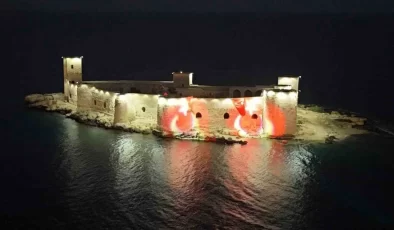 Mersin’in simgesi Kızkalesi ’Ay Yıldızla’ aydınlandı