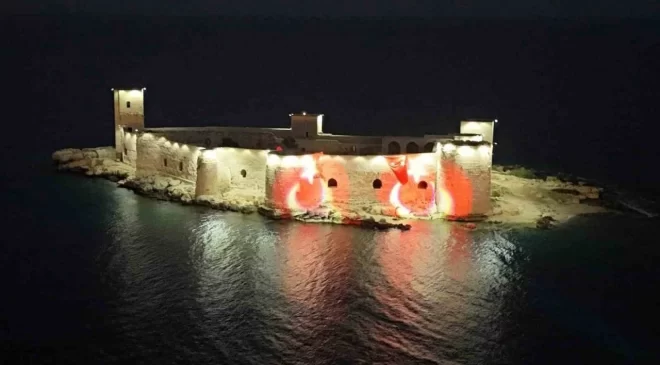 Mersin’in simgesi Kızkalesi ’Ay Yıldızla’ aydınlandı