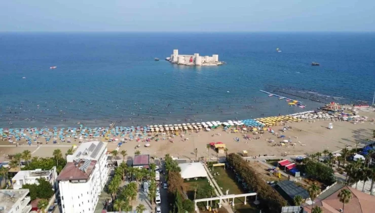 sıcaklık nem bunalttıMersin’de, artan sıcaklık ve nemin etkisiyle vatandaşlar sahillere akın etti. Tatil sezonunun da başlamasıyla birlikte Kızkalesi başta olmak üzere kent genelindeki plajlarda yoğunluk gözlendi.