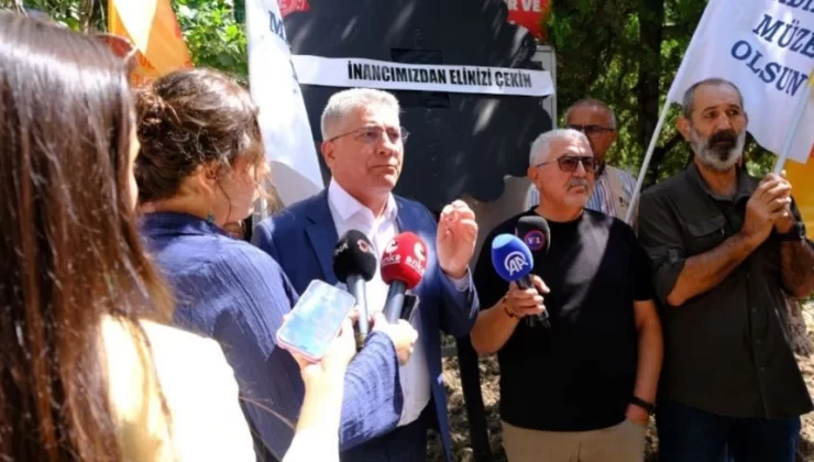 Alevi Derneklerinden Alevi-Bektaşi Başkanlığı’na Siyah Çelenkli Protesto
