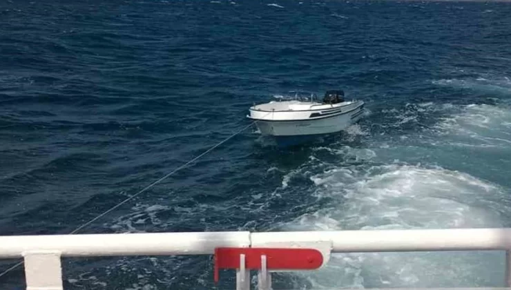 Çanakkale Boğazı’nda başıbos sürüklenen tekne yedeklenerek Lapseki Balıkçı Barınağı’na yanaştırıldı