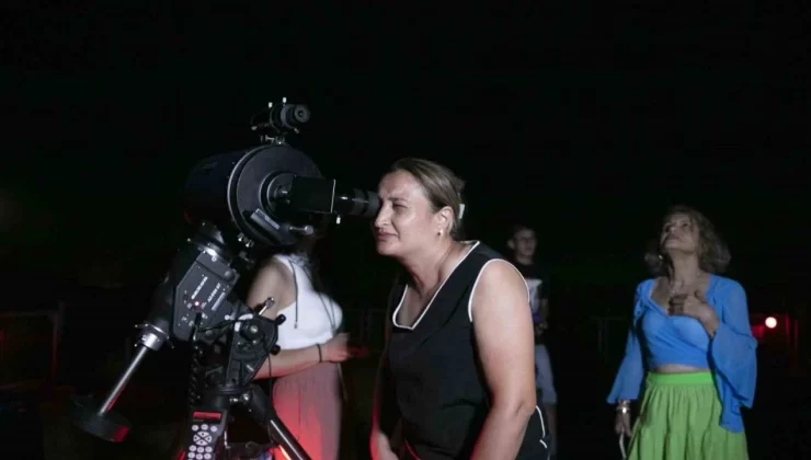 Mersin Büyükşehir Belediyesi, doğanın en büyüleyici olaylarından biri olan Perseid meteor yağmurunu vatandaşlarla buluşturdu. ‘Bu şenlikte gökyüzü ile randevunuz var’ mottosuyla düzenlenen 2. Geleneksel Darısekisi Gece Gözlem Şenliği, her yaştan gökyüzü tutkununun katılımıyla gerçekleşti.