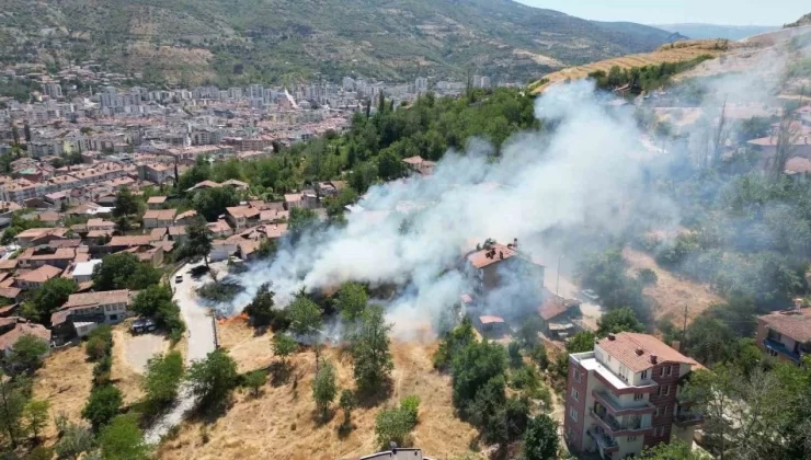 Tokat’ta boş arazide çıkan yangın evlere sıçramadan söndürüldü
