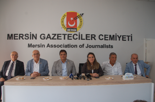 ADANA MİLETVEKİLİ AYYÜCE TÜRKEŞ MERSİN DE BASINLA CEMİYETTE BİNASINDA BULUŞTU;