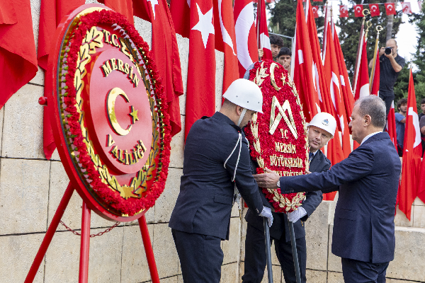 BAŞKAN SEÇER VE MERAL SEÇER, MERSİNLİLERİN ZAFER BAYRAMI COŞKUSUNA ORTAK OLDU BAŞKAN SEÇER: “ZAFER BAYRAMIMIZIN 103. YIL DÖNÜMÜ KUTLU OLSUN”