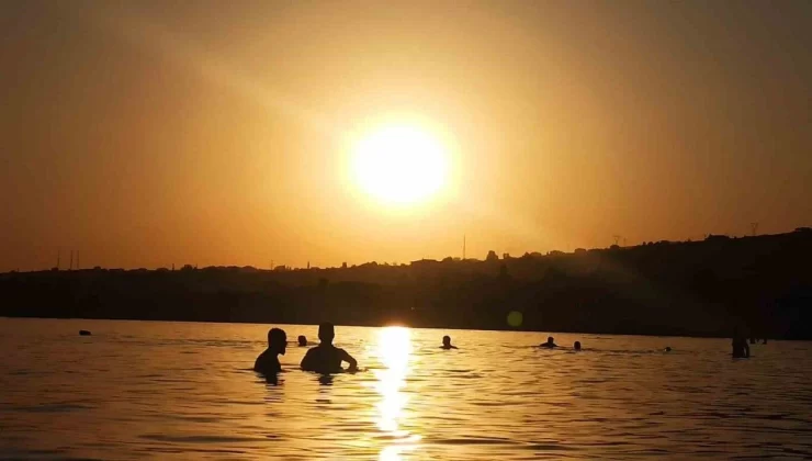 Van Gölü’nde gün batımında yüzme keyfi