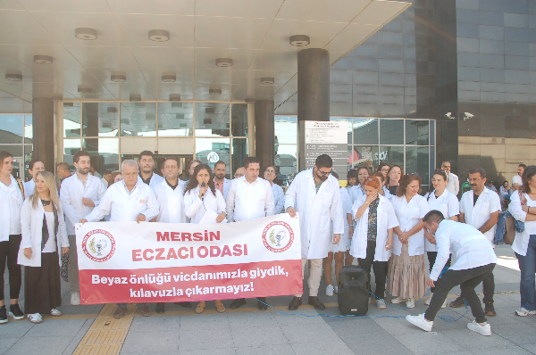ECZODASI BAŞKANINDAN AÇIKLAMA”Mesleğimizin geleceği olan gençlerimiz, Eczacılık Fakültesine başladıklarında “beyaz önlük giyme töreni ”ile meslek yaşamlarına ilk adımlarını atarlar.”’
