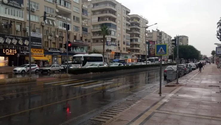Mersin güne sağanakla uyandı: Trafikte yoğunluk, vatandaş zorlandı
