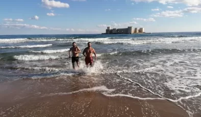 Türkiye’de kar alarmı verildi, Mersin’ de denize girildi…