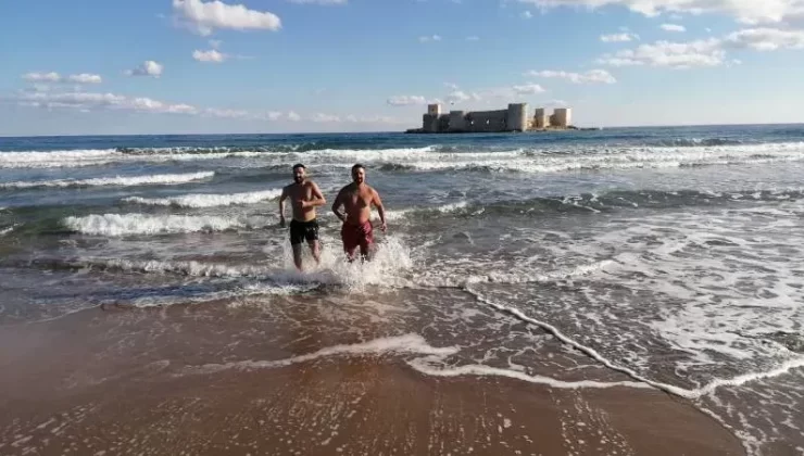 Türkiye’de kar alarmı verildi, Mersin’ de denize girildi…