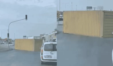 Mersin’de TIR’dan Düşen Konteyner Kavşağı Kapattı!