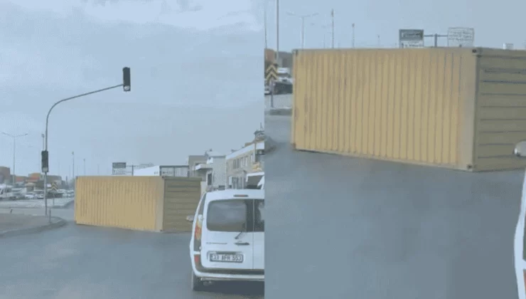 Mersin’de TIR’dan Düşen Konteyner Kavşağı Kapattı!